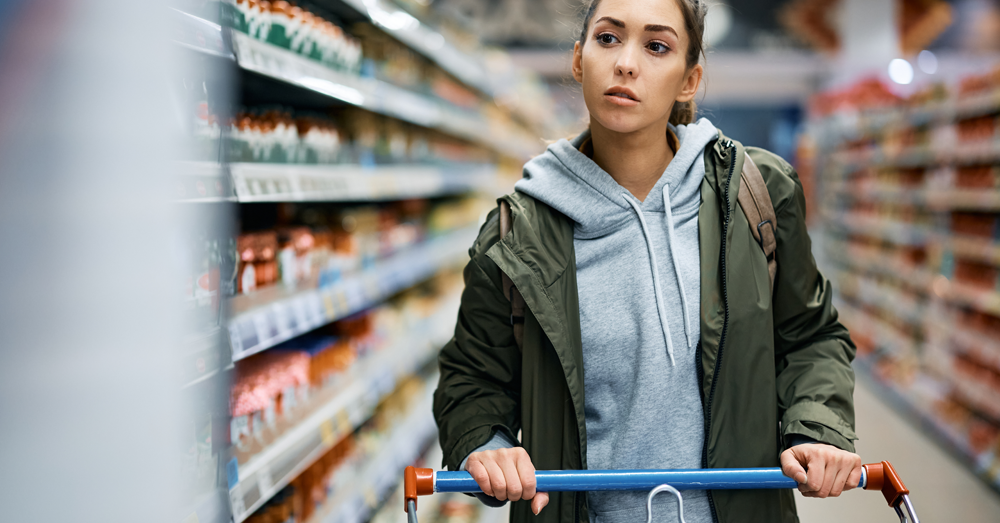 Junge Frau im Supermarkt